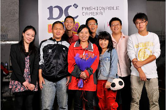 老客戶NEC為表謝意獻(xiàn)花，神碼十周年背景合影意深遠(yuǎn)