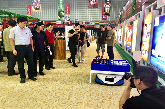 國(guó)際啤酒節(jié)：我不是酒神，我是科捷機(jī)器人